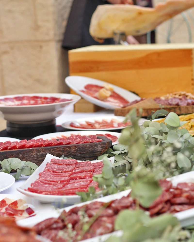 Estación de ibéricos con jamón y embutidos en La Herencia