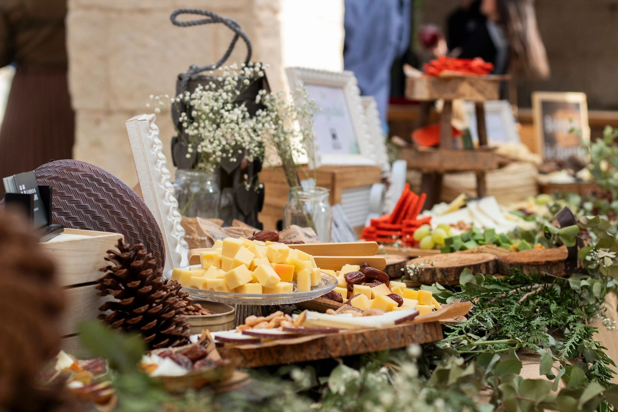 Selección de quesos y acompañamientos en una estación gastronómica de La Herencia