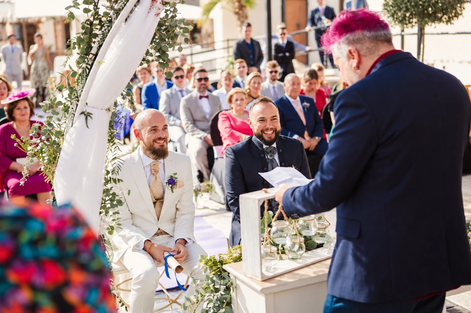 Los novios sonríen durante su ceremonia en La Herencia, rodeados de sus invitados