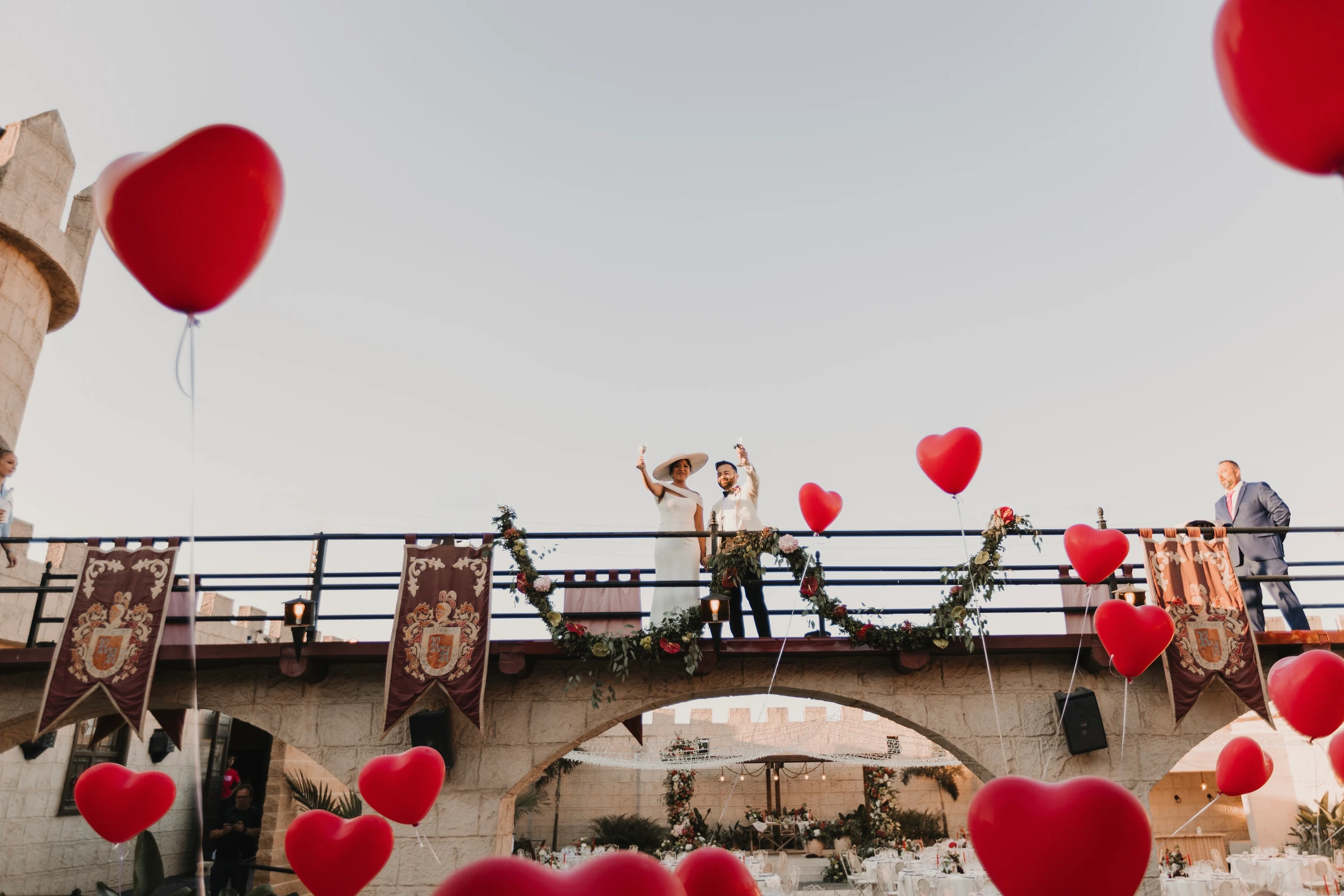 Los novios brindan desde el puente de La Herencia, entre globos y flores