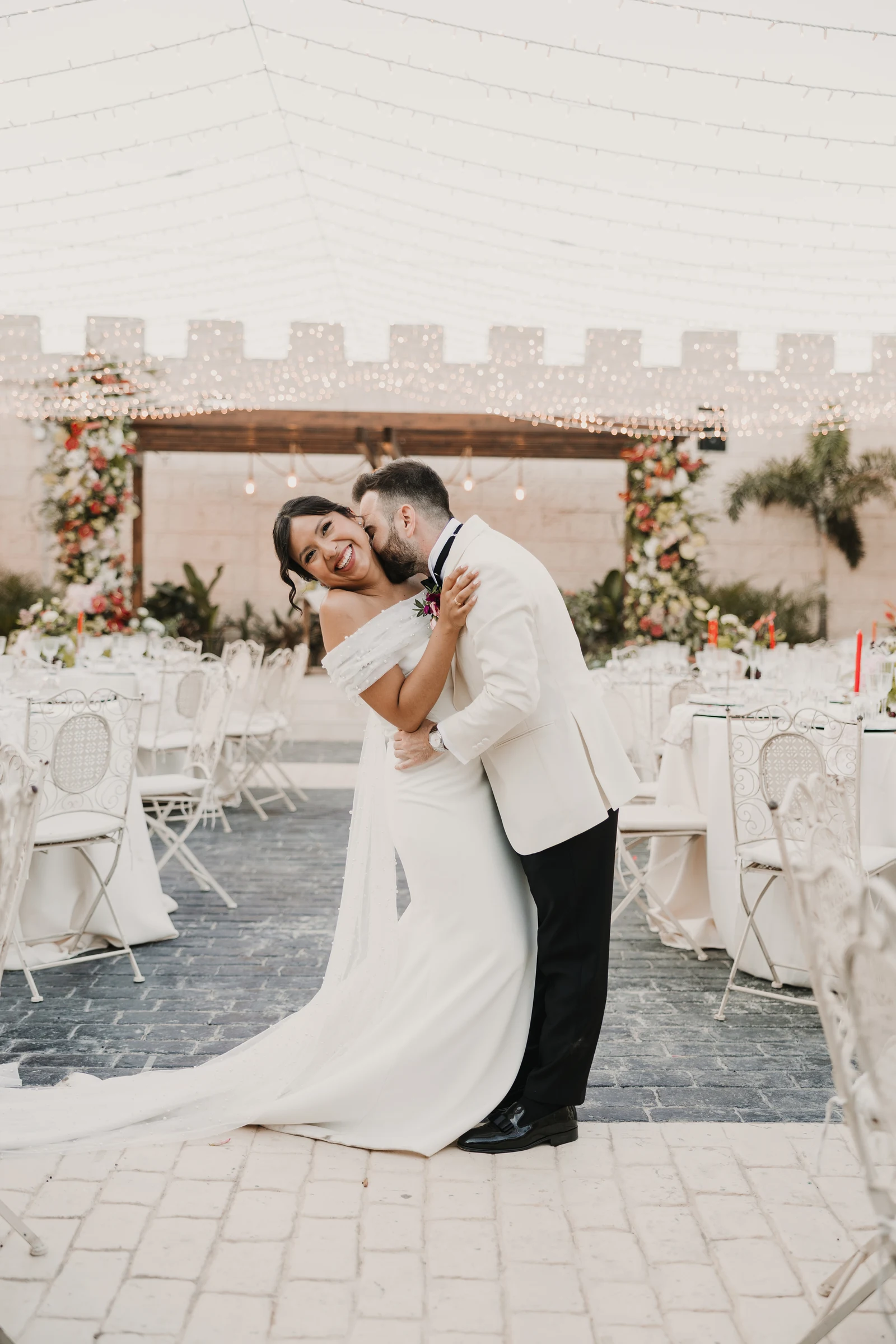 Una pareja comparte un abrazo y una sonrisa en el patio de La Herencia